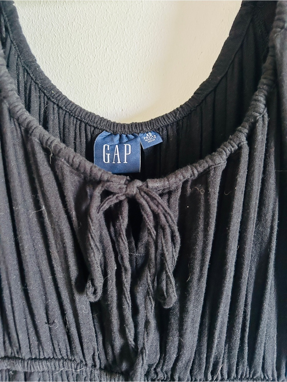 GAP Womenâs Crinkle Gauz Tiered Midi Dress Black - Picture 2 of 3